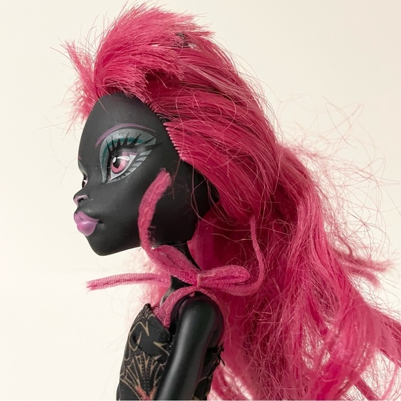 Monster High Catty Noir Doll - Picture 14 of 16